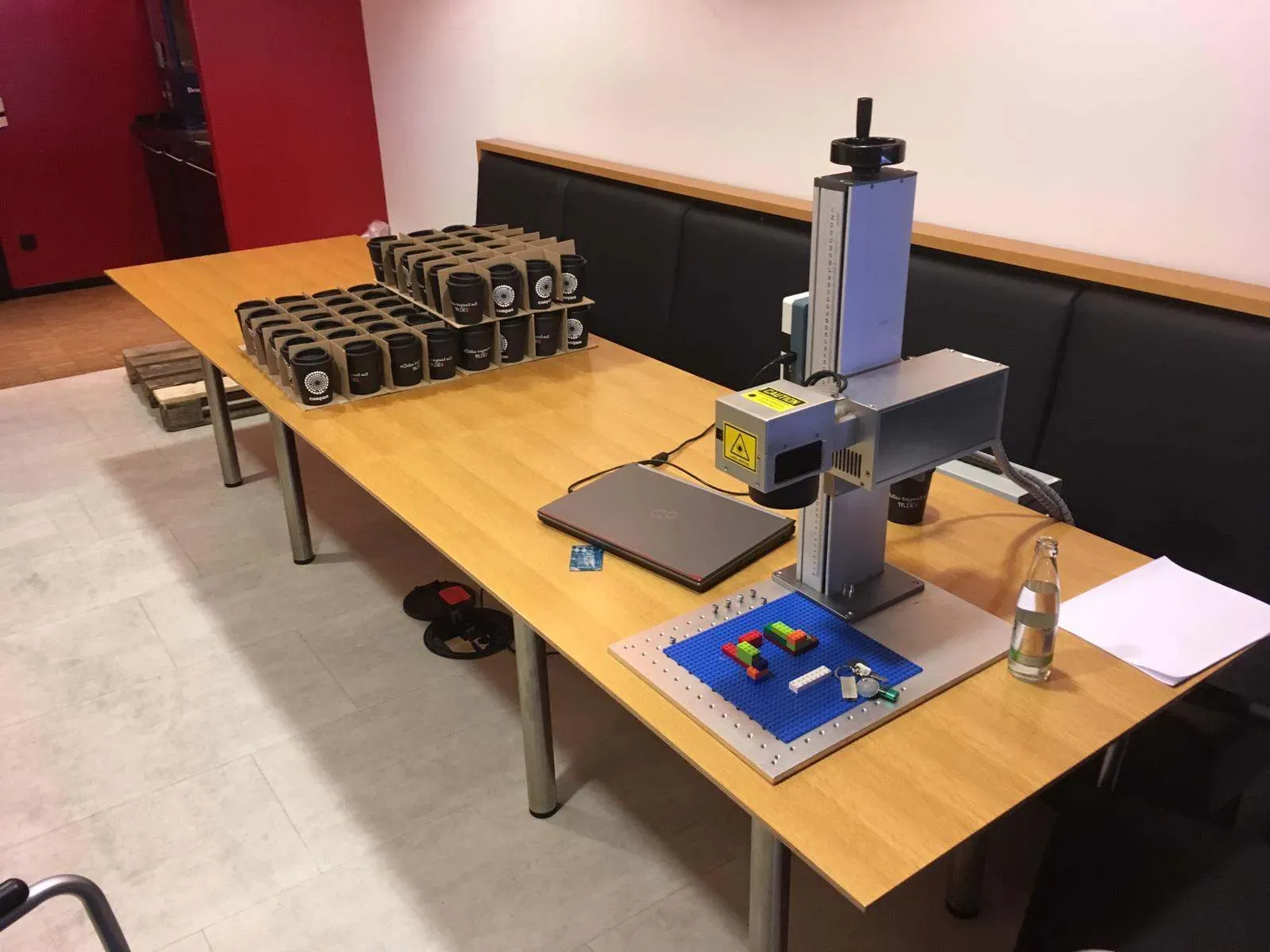 Aufgebaute Gravurstation mit vorbereiteten Artikeln für eine Seriengravur