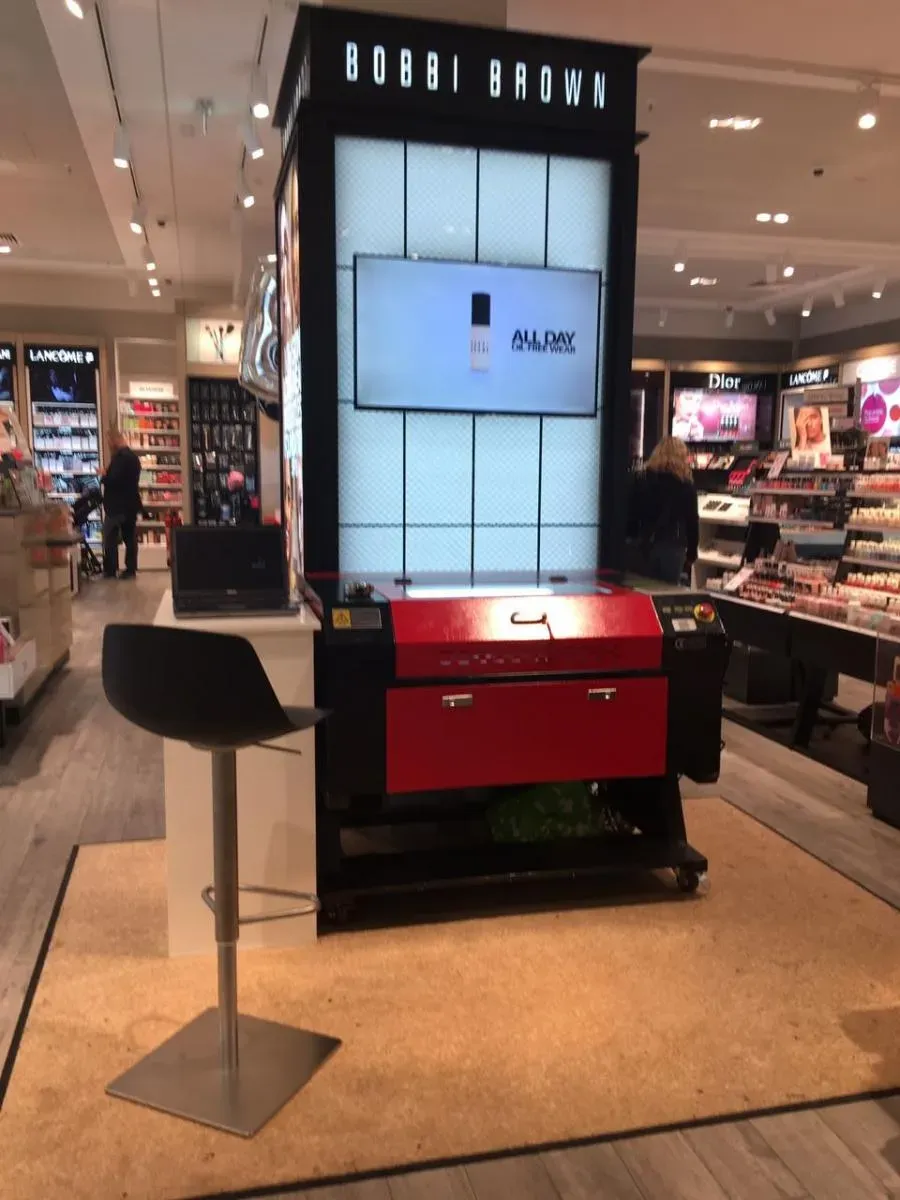 Gravurstation in einer Parfümerie während einer Verkaufsaktion
