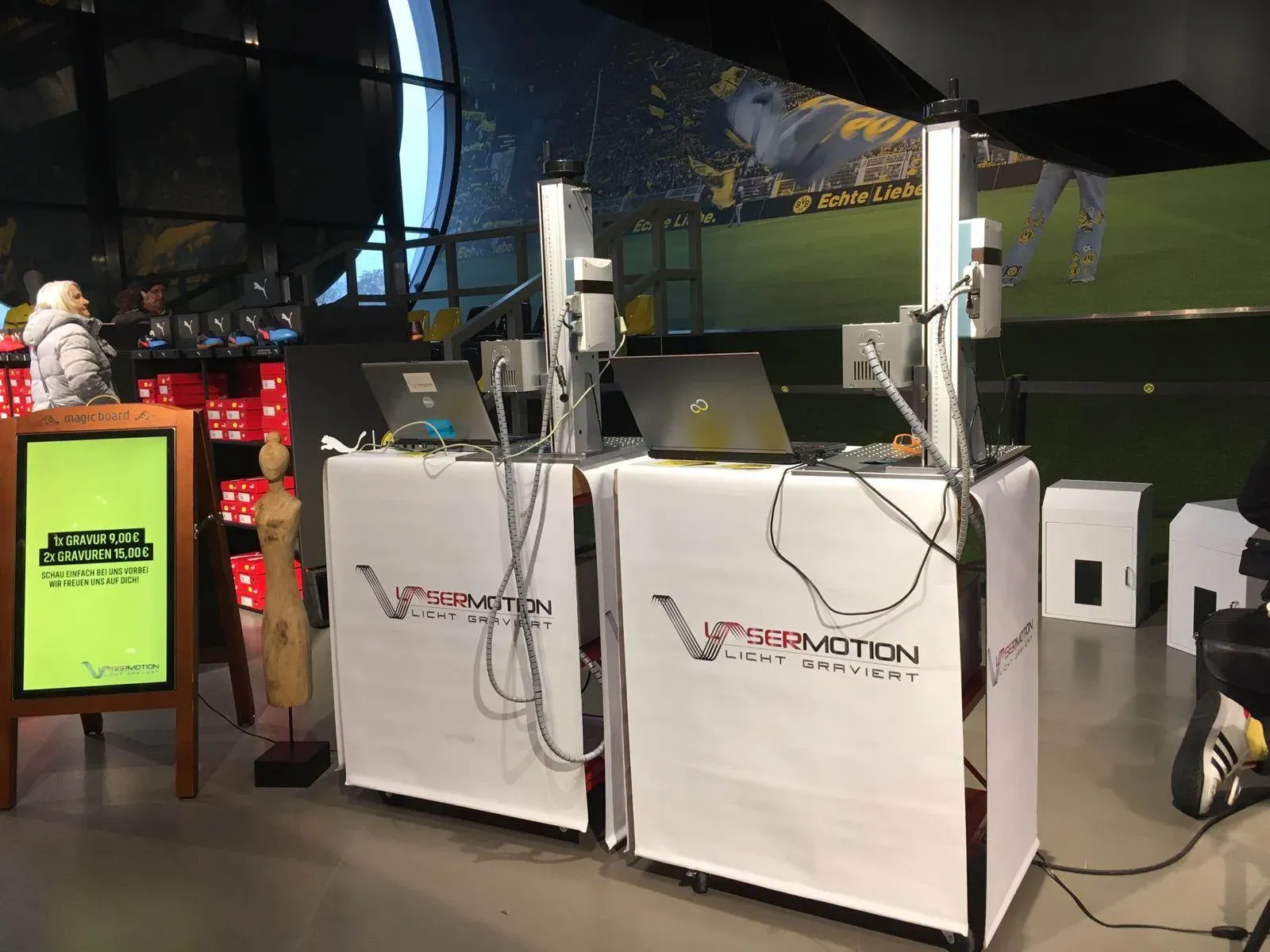 Zwei mobile Lasermotion-Gravurstationen auf einer Veranstaltung