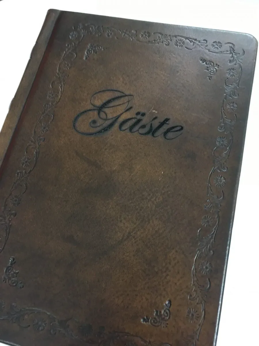 Gästebuch mit Ledereinband und graviertem Schriftzug