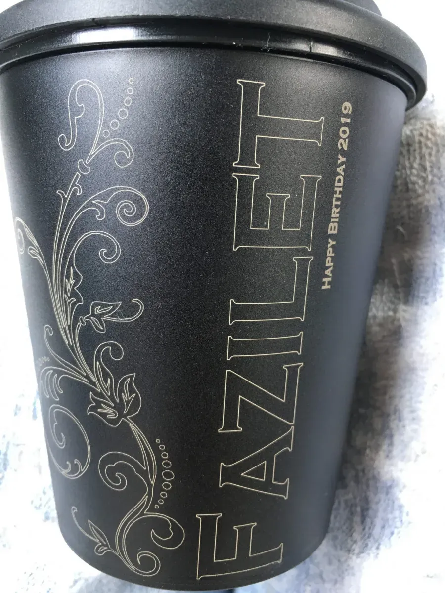 Beschichteter Becher mit graviertem Namen und Ornament