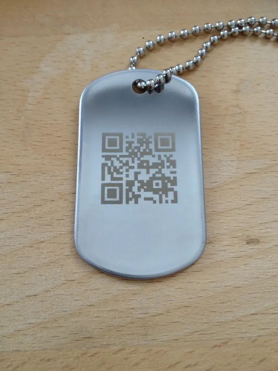 Edelstahl-Anhänger mit graviertem QR-Code