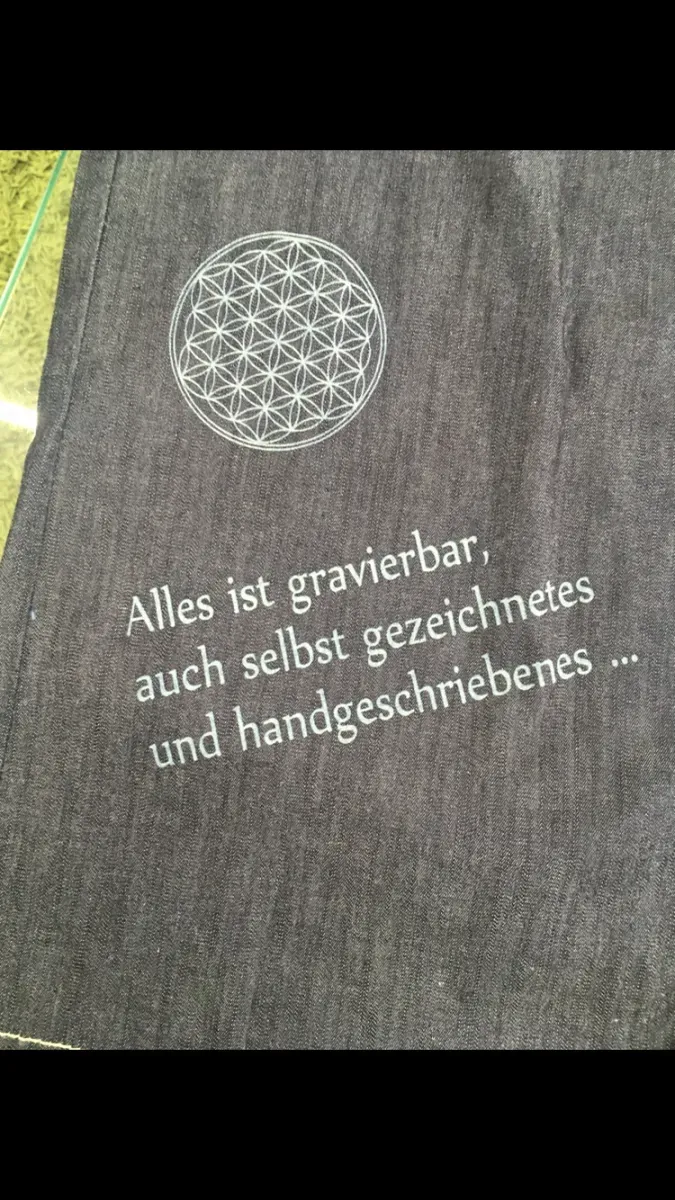 Stoff mit graviertem Muster und dem Satz „Alles ist gravierbar“