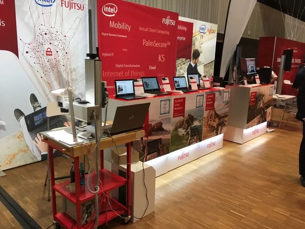Lasergravur-Station an einem Messestand
