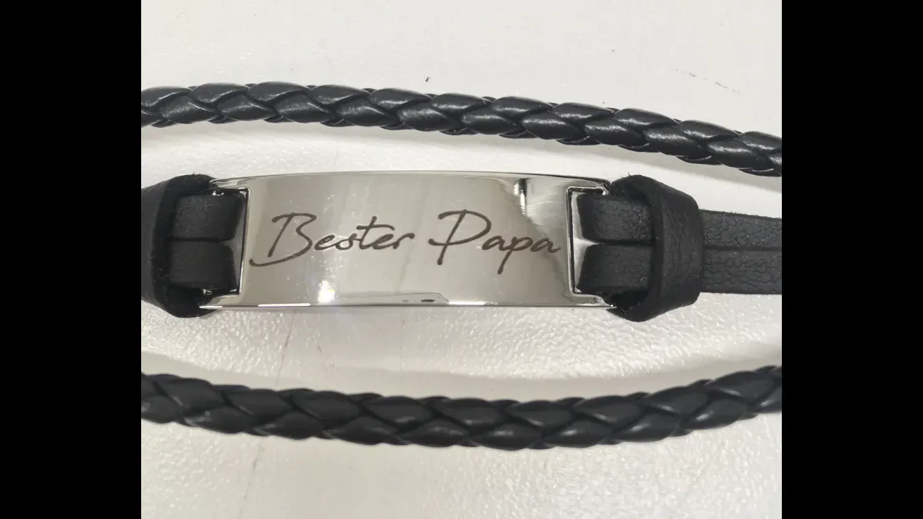 Lederarmband mit gravierter Edelstahlplatte „Bester Papa“