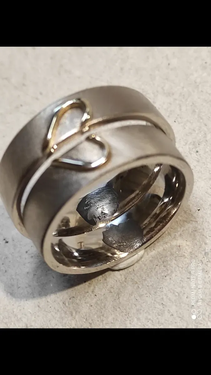 Silberne Ringe mit graviertem Herzmotiv