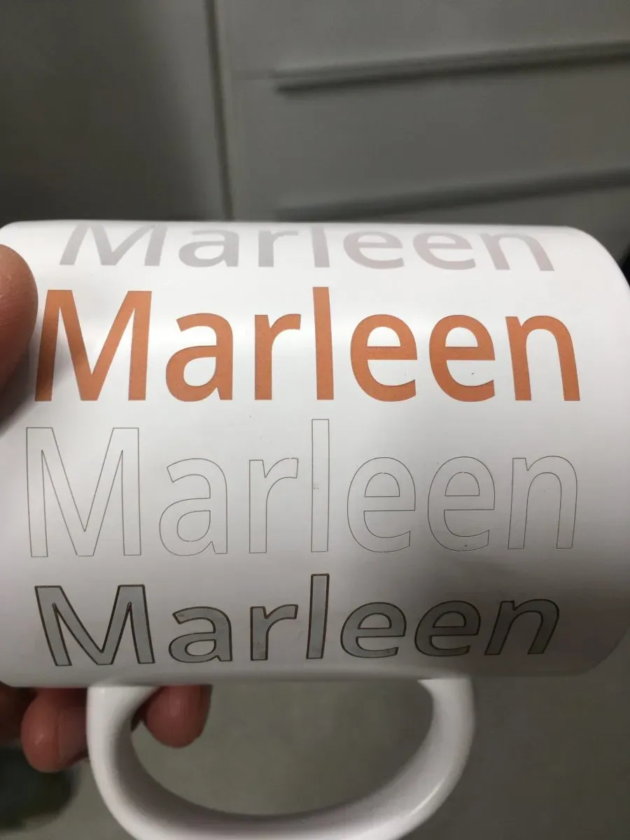 Tasse mit graviertem Vornamen in mehreren Schriften