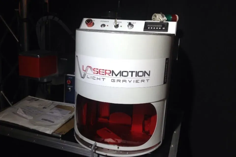 Lasergravur-Maschine mit Lasermotion-Logo