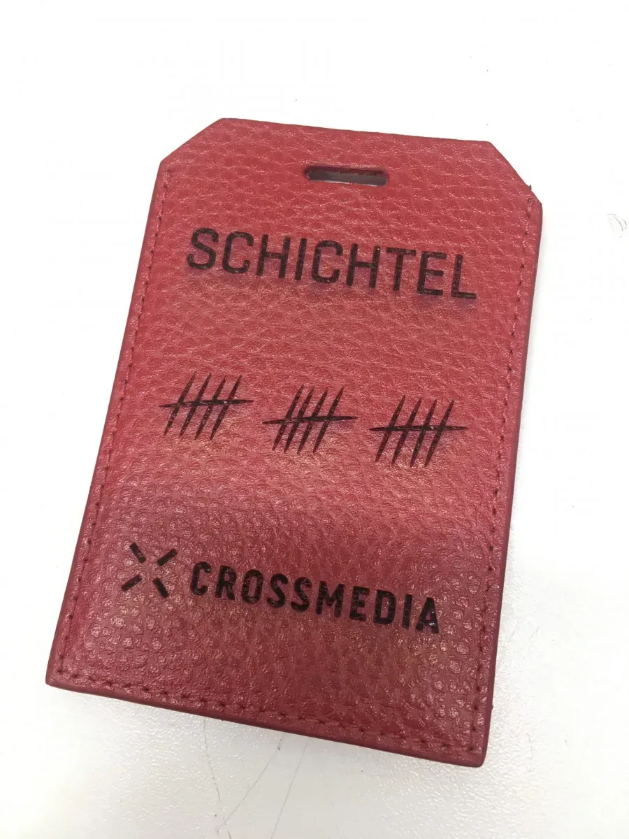 Roter Leder-Gepäckanhänger mit graviertem Namen und Firmenlogo