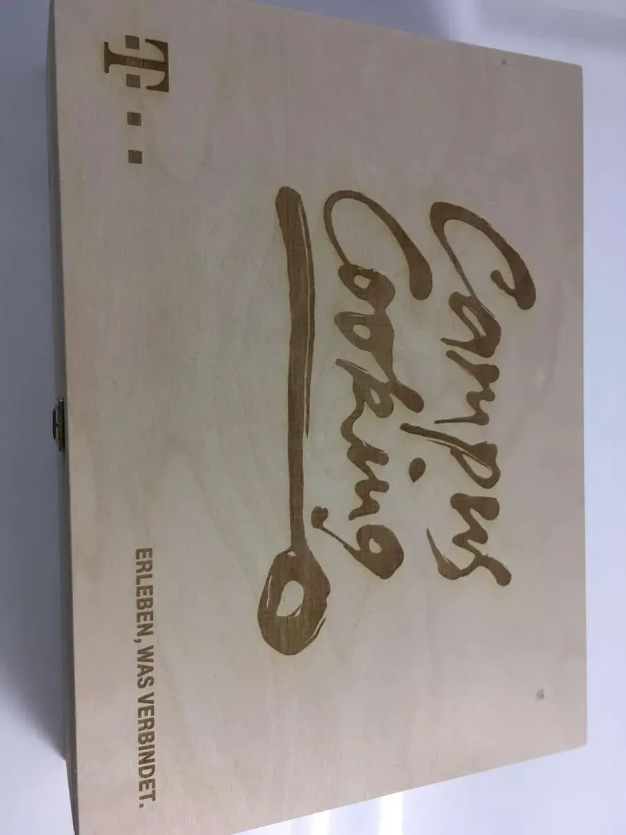 Holzbox mit graviertem Schriftzug als Firmengeschenk