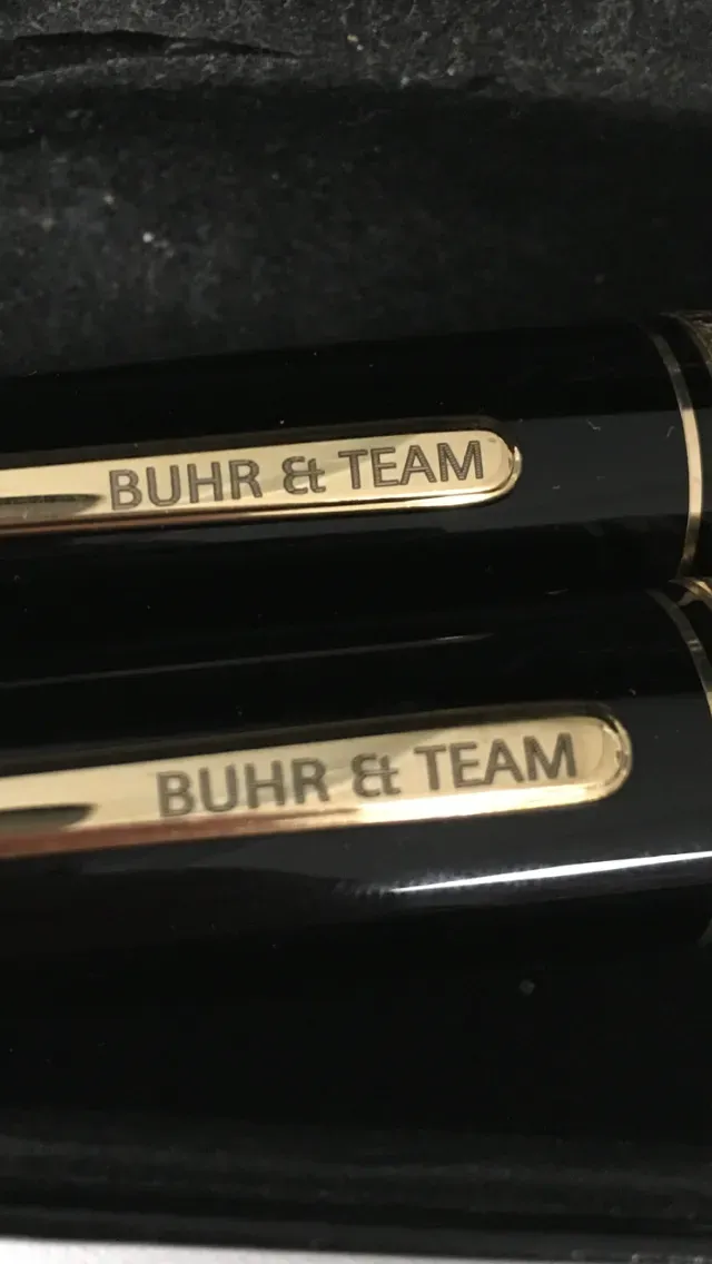 Zwei Kugelschreiber mit graviertem Firmennamen